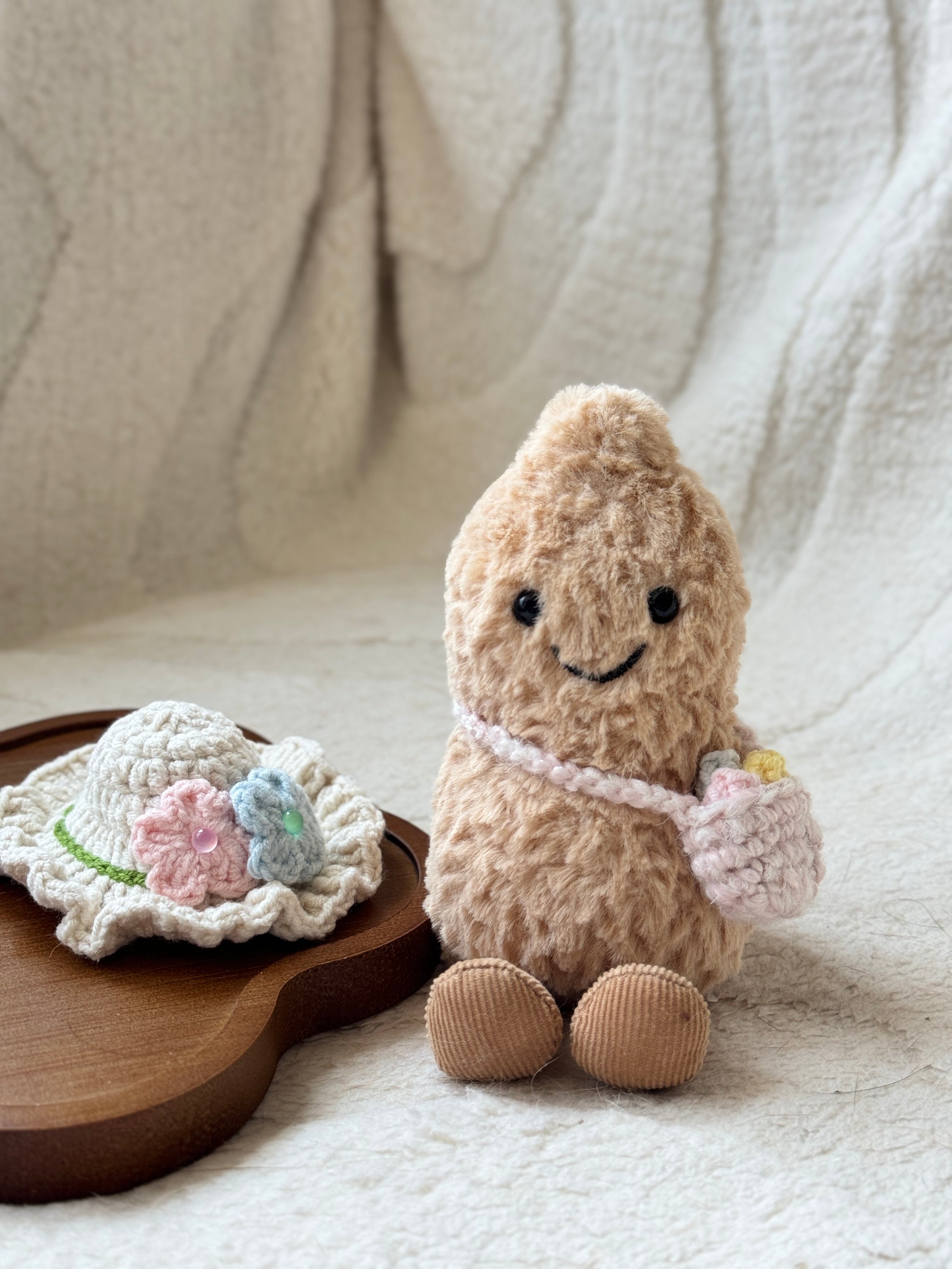 Cute spring outfit set for Jellycat Amuseables – toffee apple plush with crochet hat and bag.