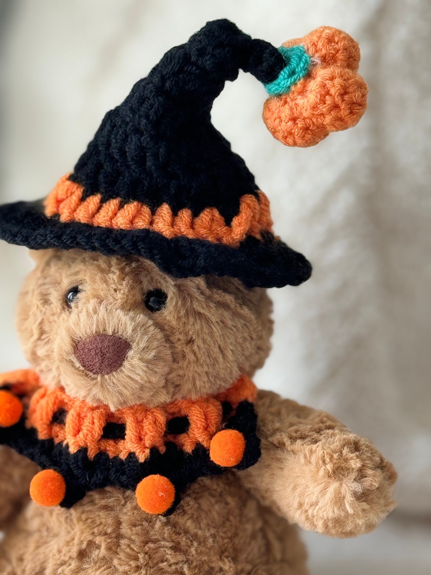 Halloween Pumpkin Witch Outfit (Crochet Hat + Ruffle Collar) – for Tiny Bart Bear or 15–18 cm Plush