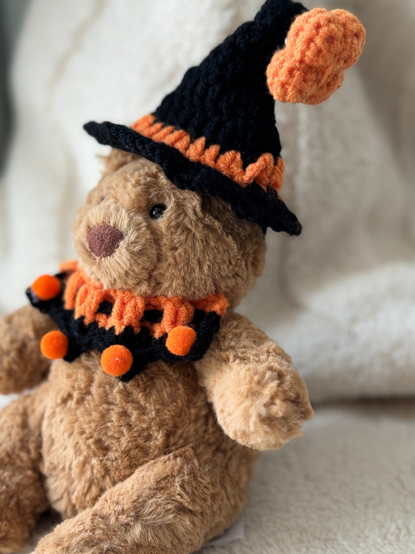 Halloween Pumpkin Witch Outfit (Crochet Hat + Ruffle Collar) – for Tiny Bart Bear or 15–18 cm Plush